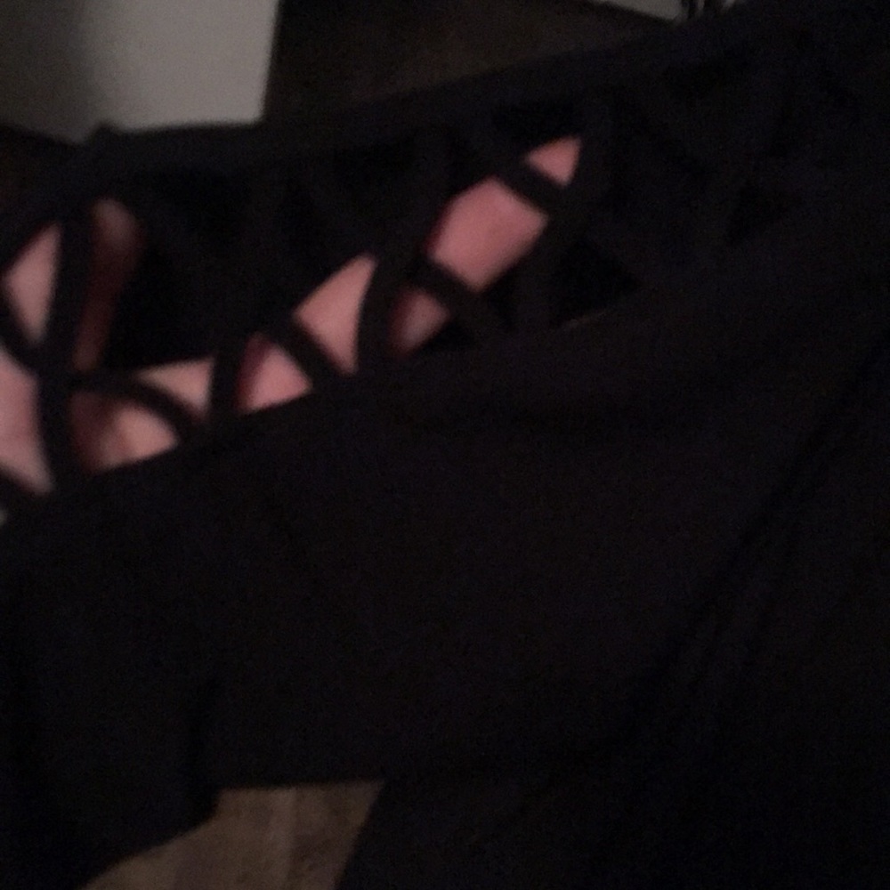 Quarter length sleeve black top with design on sleeves